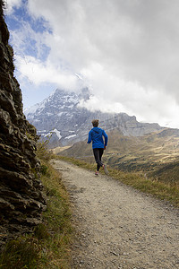 一名男子沿着土路向瑞士格林德尔瓦尔德的艾格山跑去