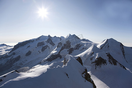 地理地质摄影照片_冬天的瑞士阿尔卑斯山瑞士沃利斯