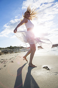 一名女子在海滩上跳舞