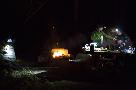 徒步旅行者在营地准备晚餐