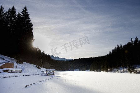 德国巴伐利亚州贝尔格湖白雪覆盖的风景