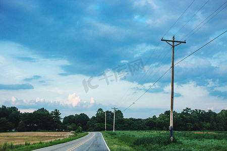 缩小倍数摄影照片_电线杆和农村公路的衰落前景