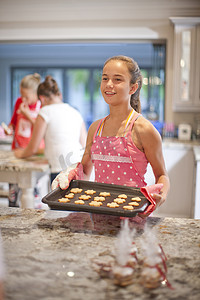 十几岁的少女摄影照片_十几岁的女孩在厨房里准备饼干