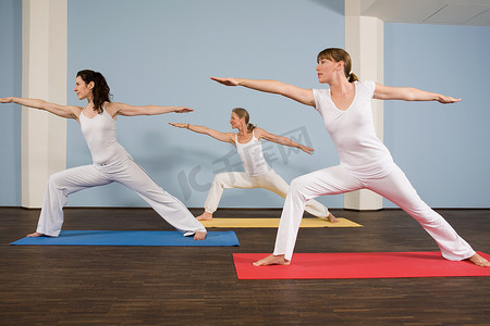 三名女性练习瑜伽
