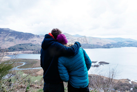 年轻夫妇徒步旅行眺望风景后景德温特水凯斯威克湖区英国坎布里亚市