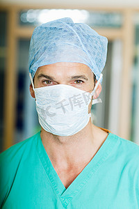 口罩帽子摄影照片_戴着面具和帽子的男性外科医生