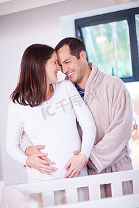 医疗家具摄影照片_夫妻拥抱孕肚