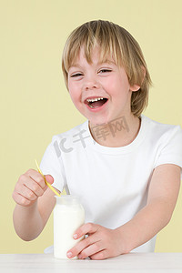 男孩带着酸奶
