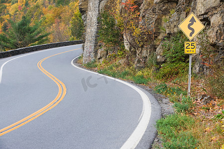 一条空荡荡的道路