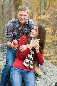 门德尔松摄影照片_森林里幸福的年轻夫妇
