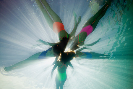 游戏光线摄影照片_花样游泳运动员的水下射击