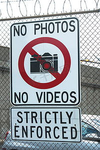 拍照立牌摄影照片_铁丝网上禁止拍照标志