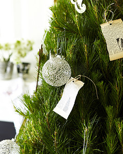 圣诞树的特写上面有装饰品和手工标签
