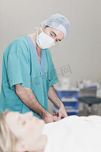 牙科手术台摄影照片_医生为病人做手术准备