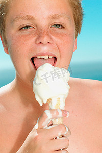 一个正在享用大冰淇淋的男孩