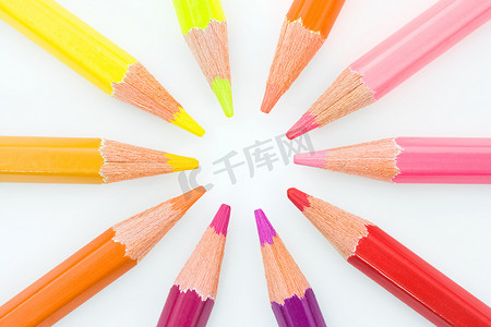 给铅笔涂上颜色画一个圈