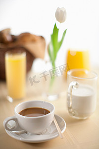一杯加牛奶和橙汁的咖啡