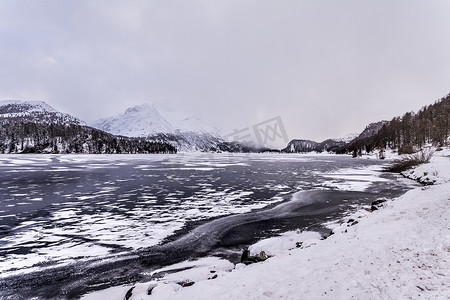 未开发土地摄影照片_冰冻的湖泊和积雪覆盖的山脉瑞士恩加丁