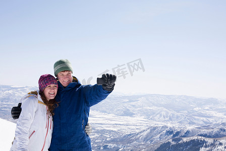 智能造摄影照片_美国犹他州布莱顿滑雪胜地年轻夫妇自拍