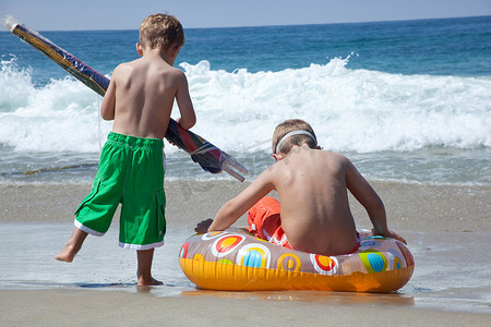 两个小兄弟在海滩上玩耍