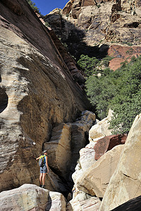 年轻的女攀岩者站在巨石上向外望去美国内华达州威尔逊山