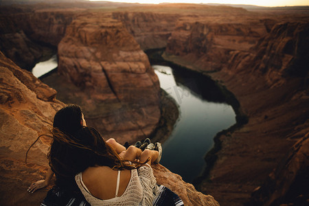 美国亚利桑那州佩奇马蹄形弯道的妇女放松和欣赏风景
