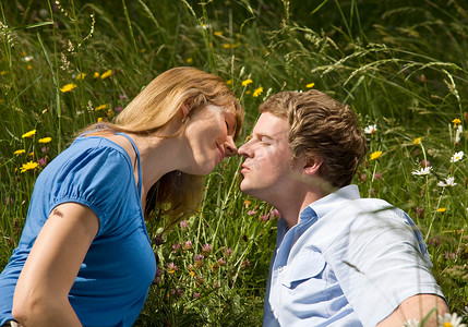男人和女人在花草中亲吻