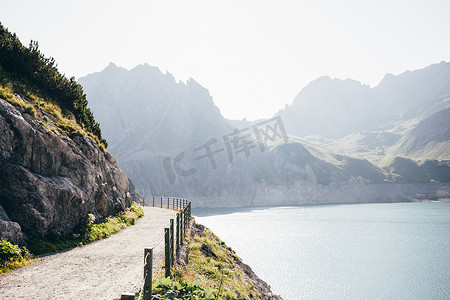奥地利山脉和湖泊边的山坡上的弯曲道路