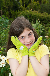 戴着园艺手套的女孩肖像