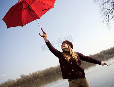 少女撑着雨伞摄影照片_河边的女孩撑着红色的雨伞
