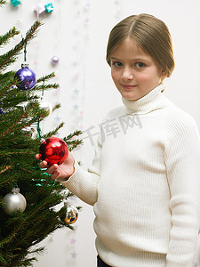 装饰圣诞树的年轻女孩