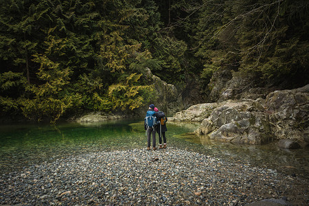 加拿大不列颠哥伦比亚省北温哥华林恩峡谷公园河边情侣
