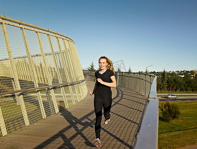 户外天桥摄影照片_在天桥上跑步的女人