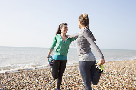 两名女子在布莱顿海滩单腿站立训练