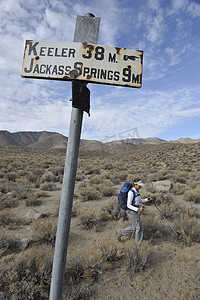 焊接口罩摄影照片_徒步旅行者探索沙漠红木峡谷死亡谷国家公园加利福尼亚州