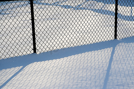 雪中的铁丝网栅栏摘要