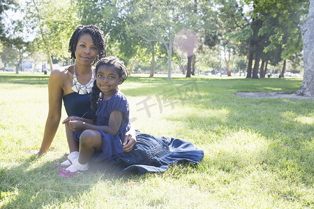 法定假日及双休摄影照片_成年女子和女儿坐在公园里的肖像