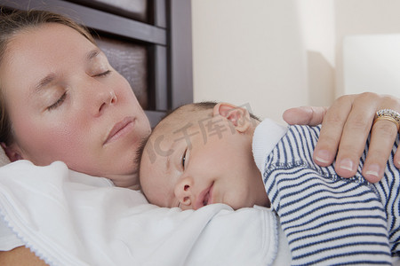 孩子和妈妈睡摄影照片_睡在妈妈怀里的男婴