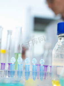 一排埃彭多夫小瓶在实验室等待样品检测背景中的科学家失去了焦点