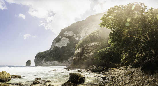 印度尼西亚努萨·佩尼达南海岸的岩石海滩和岩石形成