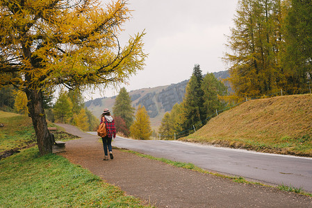 徒步旅行者在路上行走公园白云石阿尔卑斯山南蒂罗尔意大利