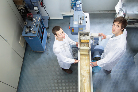 技术实验室中两位科学家的高空视野