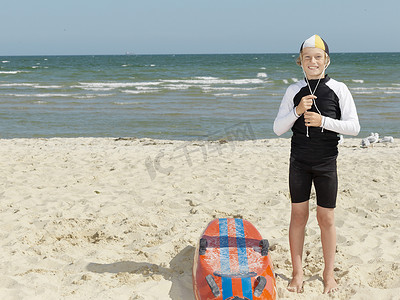 澳大利亚墨尔本阿尔托纳海滩上的男孩钳子儿童冲浪救生员扣帽肖像