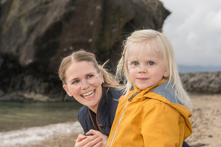 海边母亲和学步的孩子的肖像