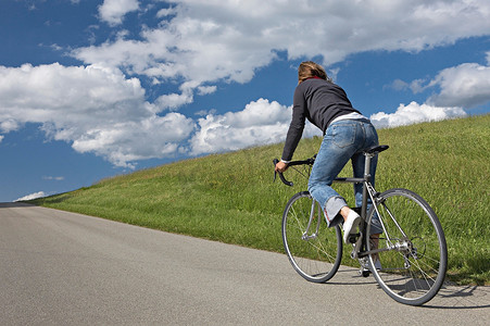 在乡下骑自行车的妇女