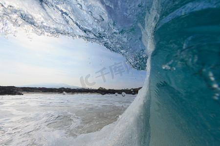 海浪冲击海滩的特写镜头