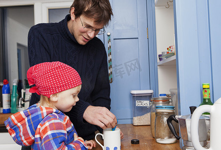 父亲和儿子在厨房里泡茶