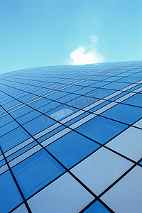 玻璃摩天大楼的透明表面