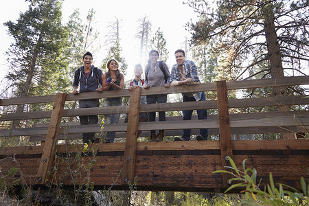 美国加利福尼亚州洛杉矶森林木桥上五个年轻的成年朋友的肖像