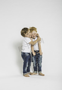工作室里两个可爱的男孩拥抱的肖像